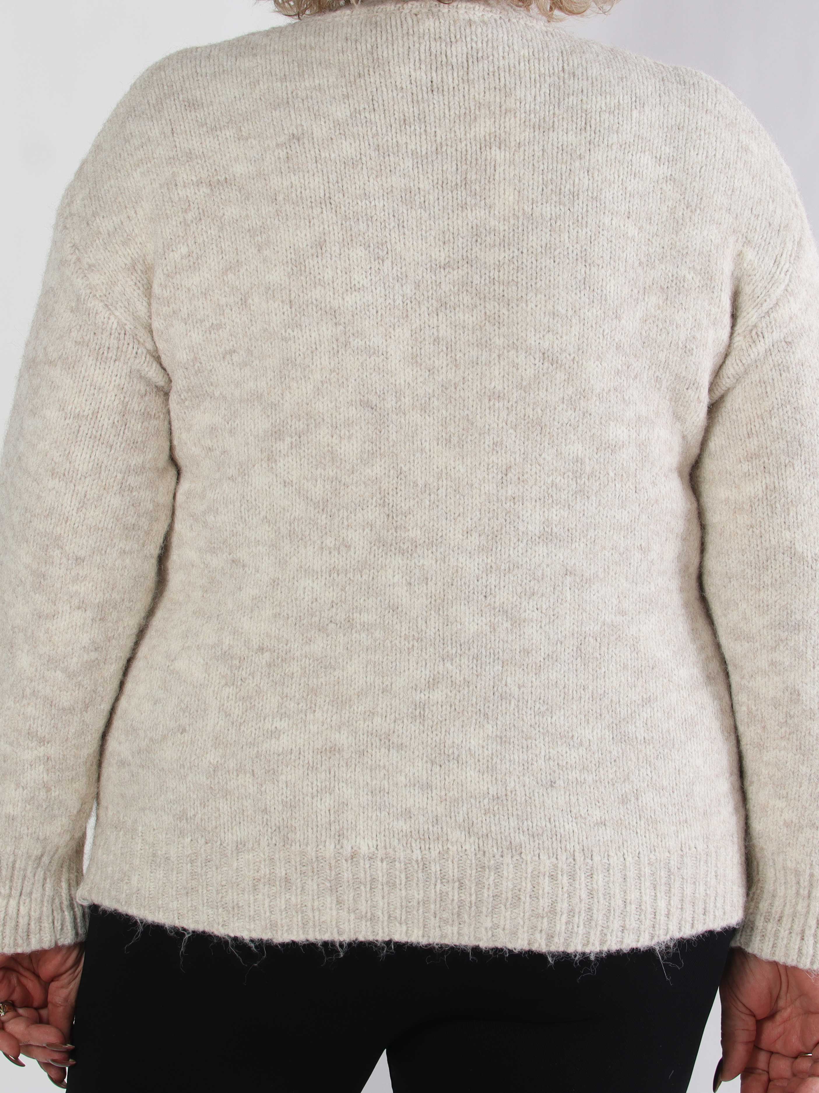 Adira - Blød plus size strik med grafisk logo